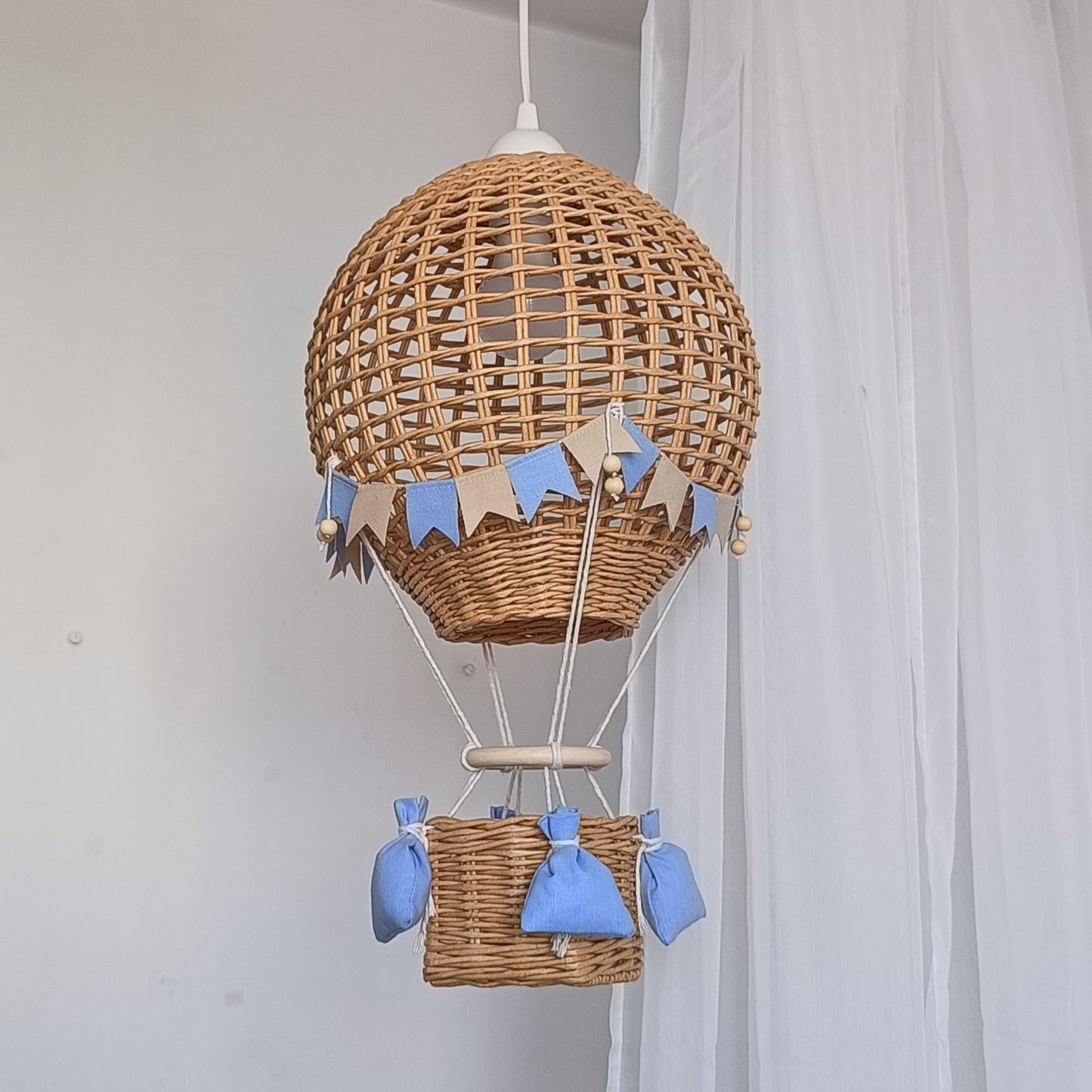 Lampa stołowa do pokoju chłopca Balon z koszem