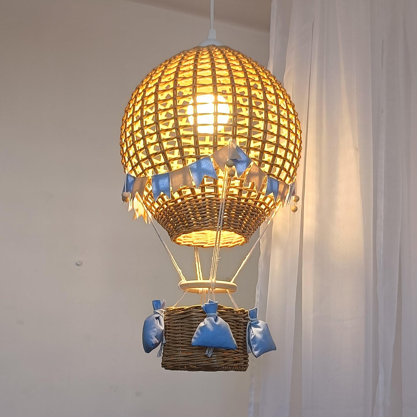 Lampa stołowa do pokoju chłopca Balon z koszem