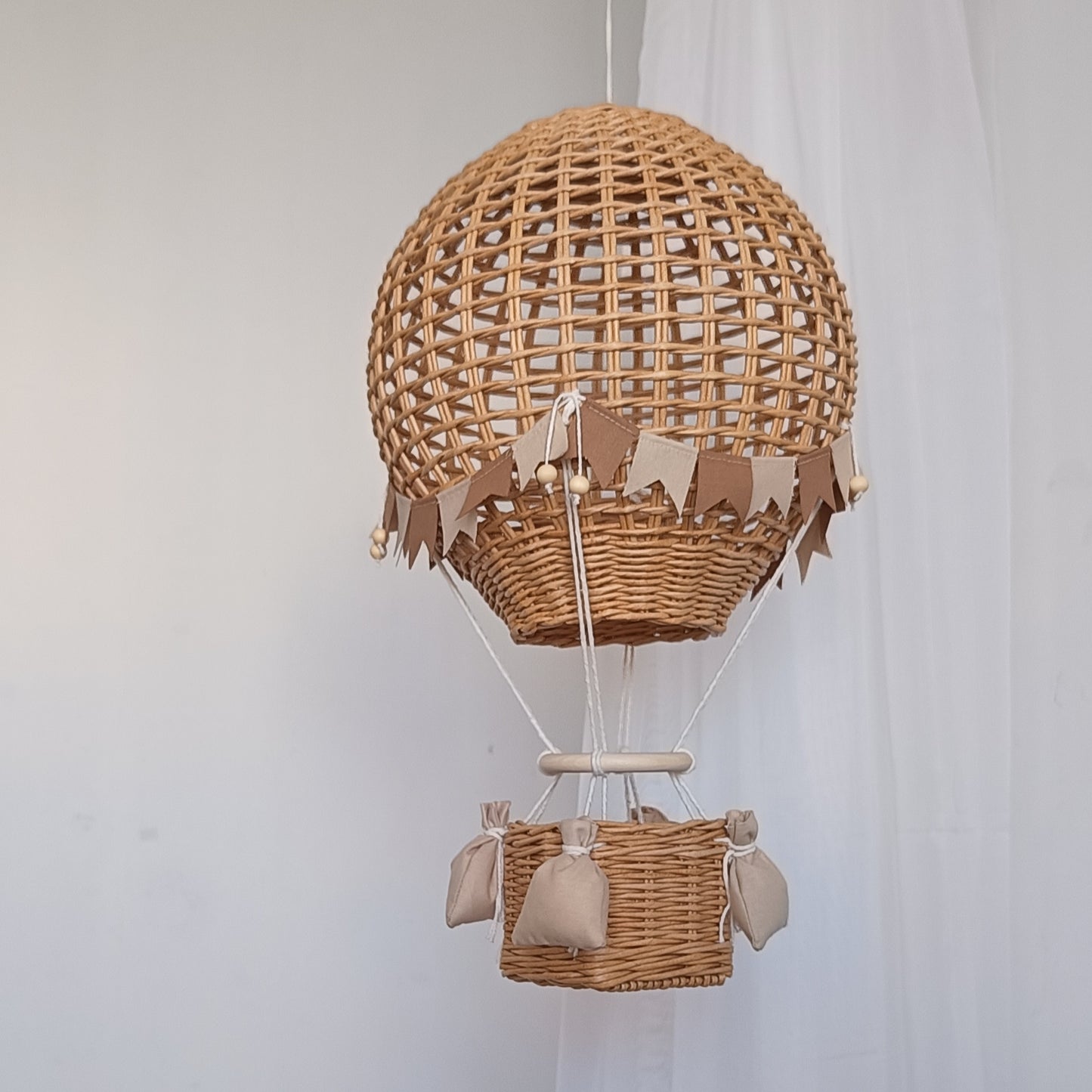 Balon dekoracyjny z koszem do pokoju dziecka