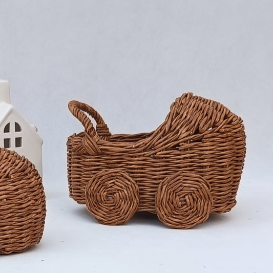 Koszyk w kształcie wózka dziecięcego – dekoracja